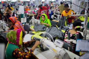 Bangladesh er et vitalt led i modeindustriens globale foryningskæde. Ifølge en ny rapport skal 45 pct. af modeindustriens bidrag til et lavere klimaaftryk komme fra underleverandører i udviklingslande. Foto: AP/A.M. Ahad