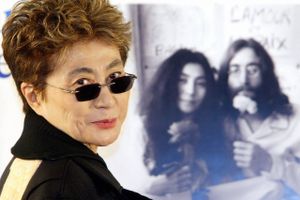 90 år: John Lennon beskrev engang sin kone som »verdens mest berømte ukendte kunstner. Alle kender hende, men ingen ved, hvad hun foretager sig«. På hendes 90-års fødselsdag har verden endelig lært det. 