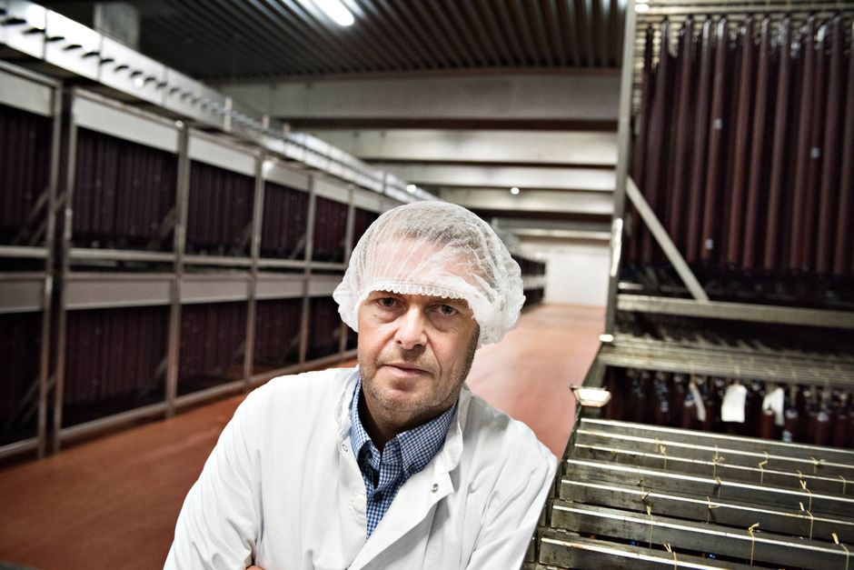 Steffen Ramsgaard skulle egentligt have været på pension, men i dag står han i eget køkken og forbereder opskrifter på hybridbøffer, der skal produceres, når hans nye fabrik står klar til januar.
