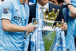 Manchester City's Edin Dzeko (tv.) og manager Manuel Pellegrini er forsvarende engelske mestre. På søndag er der lokalopgør mod Manchester United, som efter mange års dominans i byen er outsider i nabostriden. Foto: Jon Super/AP