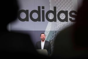 Den danske chef for Adidas, Kasper Rørsted, vil alligevel godt betale husleje. Beskeden kommer en uge efter den modsatte melding. Med en undskyldning i et åbent brev håber Kasper Rørsted at kunne reparere på firmaets image.   