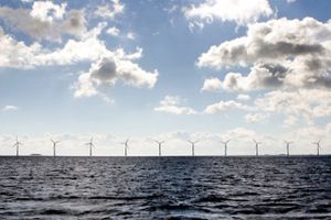 Dong Energy er oppe imod nogle af Europas største energikoncerner i kampen om Danmarks næste havmøllepark Kriegers Flak, der skal stå færdig inden 2021. 