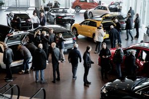 Forhandlerne vil gerne sælge masser af nye biler, men komponentmangel betyder, at der er for få biler hos forhandlerne. Her er der kunder i butikken hos Audi i Gladsaxe. Foto: Peter Hove Olesen.