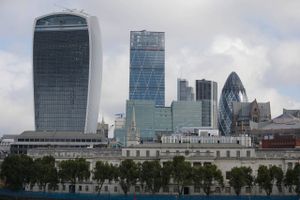 London-koncerner fortsætter med at flytte aktiver for milliarder ud af Storbritannien og til EU. 