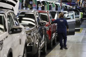 An employee performs a final inspection of Peugeot 3008 on the production line at the PSA Automobiles SA plant in Sochaux, France. Foto: Bloomberg photo by Stefan Wermuth