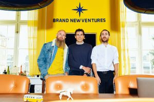 Disse tre herre (fra venstre) Werner Valeur, Joakim Vilhelm Warnøe og Rasmus Hjort Sindberg stiftede i starten af 2020 startup-fabrikken Brand New Ventures. Foto: PR