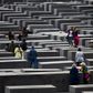 Holocaust-mindesmærket i Berlin blev indviet i 2005. Det faldt sammen med en vis afspænding i tyskernes anstrengte forhold til sig selv og deres tunge historie. Men den er stadig med i alle politiske beslutninger og de fleste debatter. Foto: Markus Schreiber/AP