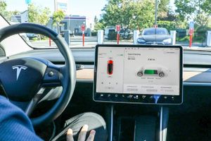 Tesla har tilbagekaldt næsten 6000 biler, herunder nogle af Model 3, for at undersøge potentielle bremseproblemer. Foto: Washington Post/Jhaan Elker