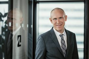 Portræt: Når Jeppe Juul Borre, cheføkonom i Arbejdernes Landsbank, er i tv eller til kundemøder, er det vigtigt for ham at fortælle om de positive holdepunkter i økonomien.