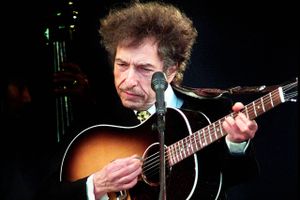 Den 1. november udkommer Bob Dylans bog ”Den moderne sang”. I 60 år har den 81-årige sanger og digter fascineret og tryllebundet verden med sin kunst og uforudsigelighed. I mere end 40 år har Jyllands-Postens opinionsredaktør, Palle Weis, været indfanget af forvandlingskunstnerens evne til at bryde grænser, overraske, flytte sig. I lige så mange år har han fulgt ham til koncerter, senest i september i Royal Arena i København. Her tegner han et portræt af den bogaktuelle og evigt unge og foranderlige kunstner. 