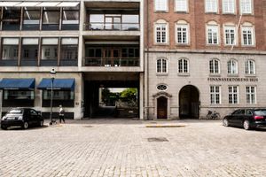 Investorer, der skød 878 mio. kr. ind i Amagerbanken, fik aldrig advarsel om en skræmmende kreditvurdering. To store søgsmål vil sætte luppen på en afgrundsdyb forskel i synet på krakbankens økonomi.