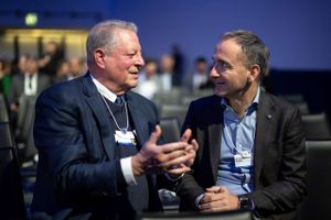 Jim Hagemann Snabe i samtale i Davos med fhv. vicepræsident Al Gore. Begge er medlemmer af bestyrelsen for World Economic Forum. Foto: AFP/Fabrice Coffrini