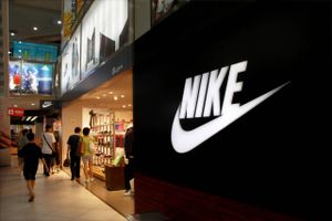 Vicepræsident Ann Hebert har forladt Nike, efter en historie om hendes søns forretning i sidste uge blev bragt af mediet Bloomberg.