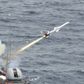 Harpoon-missiler findes i flere generationer. De kan anvendes både fra skibe og som landbaserede. Her er det et korenask flådeskib, der prøveaffyrer. Arkivfoto: REUTERS/South Korean Navy/Yonhap