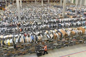 Et af Amazons kæmpestore lagre i Tyskland, mere præcist i Pforzheim, hvor der op til julen 2017 var 1.900 ansatte, der bliver suppleret af en mindre hær af robotter. Netop arbejdsforholdene for Amazons lagermedarbejdere har været et tilbagevendende kritikpunkt mod den fremadstormende gigant. Foto: Uli Deck/picture-alliance/dpa/AP
