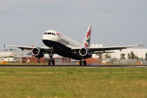 It-systemer til check-in er nede hos British Airways i flere britiske lufthavne. Flere hundrede afgange er aflyst eller stærkt forsinket.