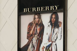 Rige kinesere med en Burberry-taske er blevet et sjældnere syn i gadebilledet, og det gør ondt på det britiske selskab, som fremstiller de dyre tasker og tøj af samme mærke.