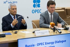 Rusland og Opec mødes regelmæssigt, som her ved det fjerde "energidialogmøde" i Moskva i fjor, hvor Opecs generalsekretær Abdalla El-Badri og Ruslands energiminister Alexander Novak (t.h.) holder pressemøde.