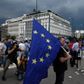 Op mod 20.000 grækere menes at have demonstreret på Syntagma-pladsen i Athen tirsdag. De opfordrede til et ja til søndagens afstemning. De vil forblive i euroen.