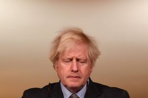 Presset på Boris Johnson er steget i løbet af de seneste to døgn. Han vil derfor trække sig torsdag ifølge BBC.