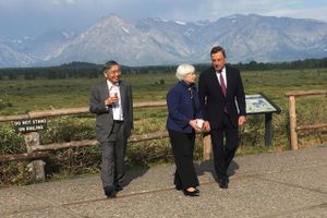 Verdens tre mest magtfulde centralbankchefer: Haruhiko Kuroda, chef for Bank of Japan (t.v.), Janet Yellen, chef for Federal Reserve Bank; og Mario Draghi, præsident for Den Europæiske Centralbank (t.h.) samlet i Jackson Hole, Wyoming, til den amerikanske centralbanks årlige økonomiske symposium. Foto: AP
