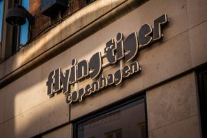 Modella Capital har på få år opbygget et ry som en hårdhændet redningsmand for kriseramte detailkæder med omfattende butikslukninger til følge. Den nye ejer afviser dog, at det er planen for danske Flying Tiger Copenhagen.