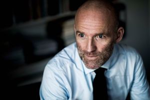 Poul Madsen har selv valgt at stoppe som chefredaktør for Ekstra Bladet, understreger koncernchefen for JP/Politikens Hus.