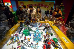 FILE - In this Saturday, Dec. 23, 2017 file photo, people look at a display of Lego creations at Hamleys toy store during its grand opening in Beijing. Toy maker Lego is partnering with China’s internet giant Tencent to offer games, video and possibly a social network aimed at children. The private company based in Copenhagen, Denmark, said Monday, Jan. 15, 2018 that the deal would combine Lego’s ability to create content with Tencent’s distribution reach. Foto: AP/Mark Schiefelbein