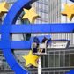 Cheføkonom hos Sydbank tror, at det vil sende Grækenland i økonomisk krise, men bankdirektør hos Saxo Bank tror, at det vil give genrejsning til Grækenland.