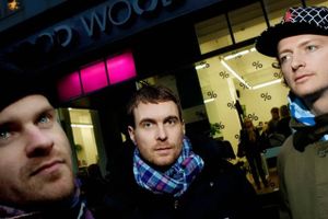 ”Vi er Wood Wood, og vi kommer fra gaden.” Fremtiden er kastet op i luften for det danske modebrand, der hurtigt fik vokseværk, men som i alle år har haft svært ved at tjene penge.