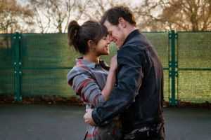 Mira (Priyanka Chopra Jonas) og Rob (Sam Heughan) forelsker sig ad omveje i hinanden i Jim Strouses på alle måder fæle romance "Love Again". Foto: SF Film  