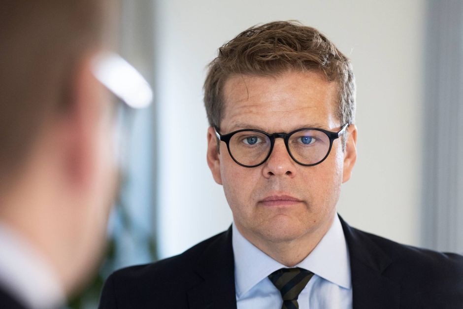 Ingen politisk udvikling var for lille for redaktør Anders Langballe, som stort set i døgndrift udlagde teksten på TV 2 News. En blodprop tog sproget fra ham. Efter en hård genoptræning skal han nu finde sig selv og spørger, om arbejdspladsen har et medansvar for, at en ansat ikke går helt ned.