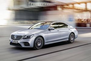 Bilen for de få. S-Klasse er et sjældent syn i Danmark, men er på verdensplan den mest solgte luksusbil. Når bilen er en bestseller, skyldes det kombinationen af avanceret teknik og et beskedent værditab, når den skal byttes til en ny. Fotos: Mercedes-Benz