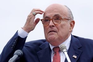 Rudy Giuliani må ikke længere praktisere som advokat i New York. Han har løjet for meget om præsidentvalget i 2020, fastslår en domstol.