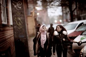 Det landsdækkende projekt Bydelsmødre engagerer indvandrerkvinder, der har fået fodfæste i Danmark, i at hjælpe andre og mere usikre medsøstre ud af isolation og til at blive medborgere i deres nye hjemland.