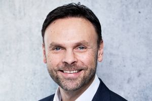 Claus Fibiger er 46 år og startede sin karriere hos Ernst & Young, hvorfra han efter 7 år rykkede til Coor, og derefter videre til Lindpro som administrerende direktør. Han kommer til Securitas A/S fra en rolle som administrerende direktør hos Team Olivia og er desuden aktiv i en række bestyrelser. 