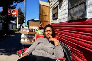 Asha Zitana, 38, mistede sit hjem for otte måneder siden og lever nu i en ramponeret campingvogn, der er parkeret klods op af en firesporet vej og en toglinje i Oakland, Californien. Foto: Heidi Plougsgaard