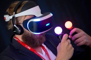 En gæst tester Sonys Virtual Reality briller ved en tech-messe i Berlin, august 2015. Virtual Reality har længe været forbeholdt science fiction, men udviklingen kan nu gøre teknologien mainstream. AP/Michael Sohn