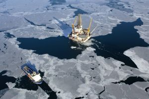 Rusland er tvunget til at lede efter olie i nogle af de mest ugæstfri egne af verden som her ud for Sakhalin i den nordligste del af Stillehavet, hvis olieproduktionen skal forblive uændret.