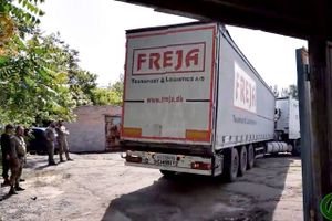 En lastbil med en trailer med det danske transportfirma Frejas logo på siden leverer varer til Vladimir Putins trofaste allierede Ramzan Kadyrovs styrker, der har tilbudt at erstatte Wagner Gruppen i Ukraine. Hvad foregår der? 