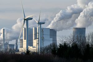 Får virksomheden sin elektricitet fra det brunkulsfyrede kraftværk i baggrunden eller vindmøllerne i forgrunden? S<varet er afgørende i forhold til ESG-regnskabet. Foto: AP/Martin Meissner