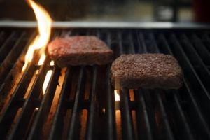 Impossible Burger plant based meat cooks on a grill during the Impossible Foods Inc. grocery store product launch in Los Angeles, California, U.S., on Friday, Sept. 20, 2019. The Impossible Burger made its retail debut at 27 Gelson's Markets locations in Southern California before expanding its retail presence in the fourth quarter and in early 2020, the company said in a statement. Bloomberg photo by Patrick T. Fallon
