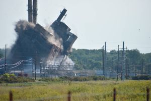 Det kulfyrede kraftværk i Marshalltown i staten Iowa, der blev sat i drift i 1950'erne, takker af på den hårde måde. Eejeren Alliant Energy har erstattet det med et naturgasfyret kraftværk. Foto: AP/Mike Donahey 