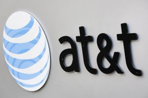 De amerikanske telemyndigheder, FCC, meddelte onsdag, at de vil pålægge telegiganten AT&T at betale en bøde på 100 mio. dollar for at have vildledt kunderne omkring deres internethastighed.