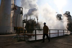 Irans olieindustri er nedslidt efter mange år med sanktioner og manglende adgang til vestlig olieteknologi. Foto: Vahid Salemi/AP