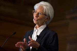 IMF's adm. dir. Christine Lagarde har brugt den seneste uge på at forberede verden på, at Valutafonden tirsdag vil offentliggøre en ny økonomisk prognose, der nedjusterer den verdensøkonomiske vækst. 