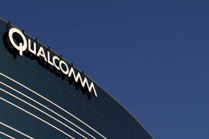 Den amerikanske mikrochip-producent Broadcom har gravet dybt på kistebunden og lagt historisk mange penge på disken i håbet om at købe konkurrenten Qualcomm. 