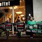 Her ses nogle demonstranter foran en Loftet-butik, der ejes af modekoncernen Butler-Richard. Foto: Jakob Jørgensen