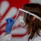 Der testes som aldrig før for coronavirus, da smittespredningen globalt set fortsat er meget høj. Foto: AP/Michael Probst