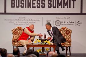 Obama, som her ses i samtale med Indiens premiereminister Narendra Modi, på et business-topmøde, har fået problemer med en ny skattelov. Den har lukket for amerikanske virksomheders skattetænkning, men har gjort selskaberne sårbare for udenlandske opkøb.